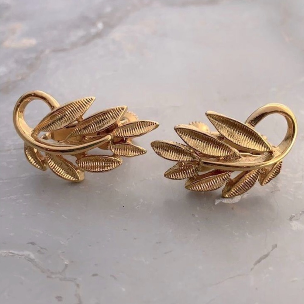 Vintage Napier gold tone screw back leaf earrings.